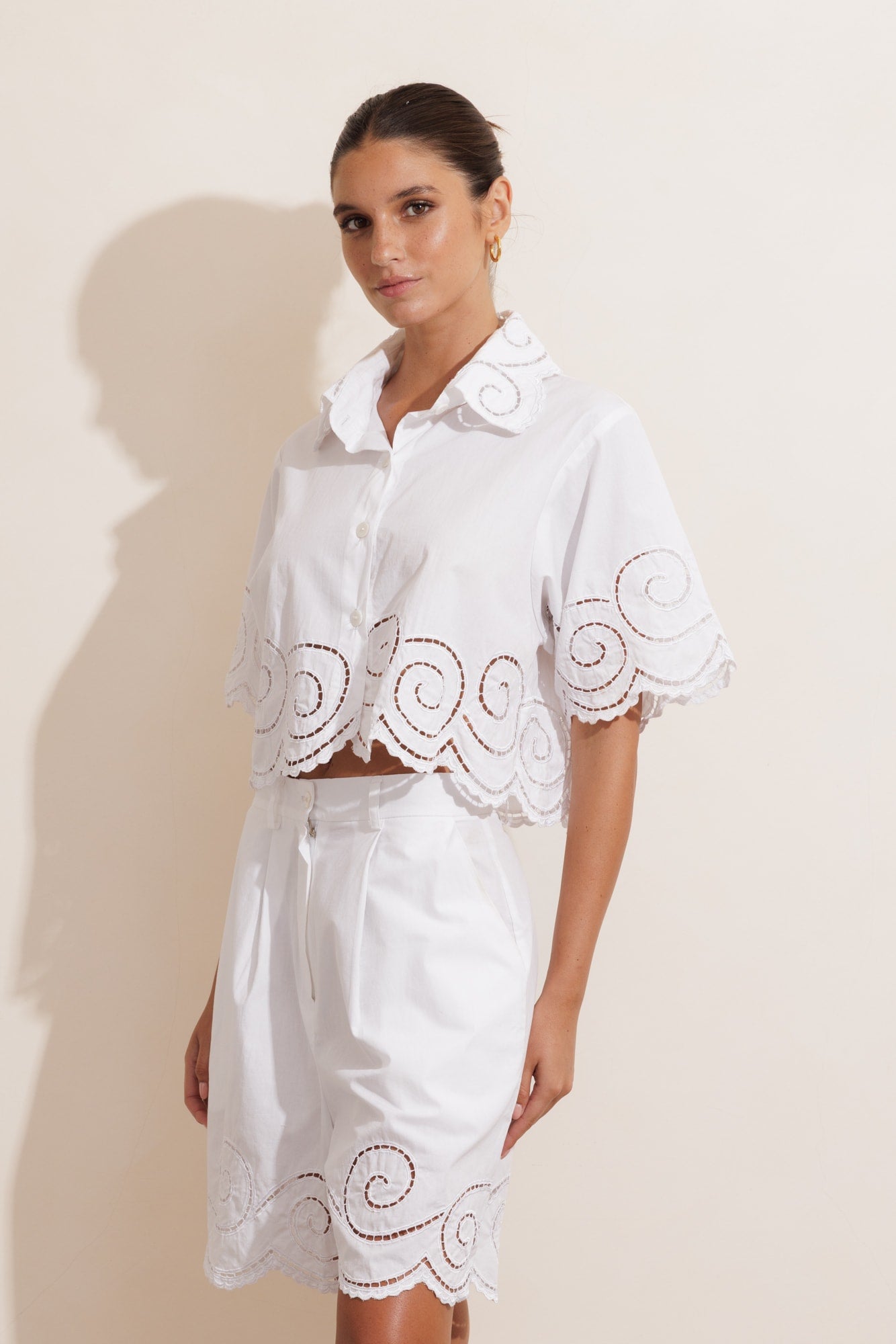 PEACOCK TAILORED SHORTS - WHITE